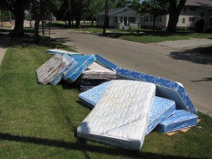 Matelas infestés de punaises de lit dans la rue Matelas infestés de punaises de lit dans la rue